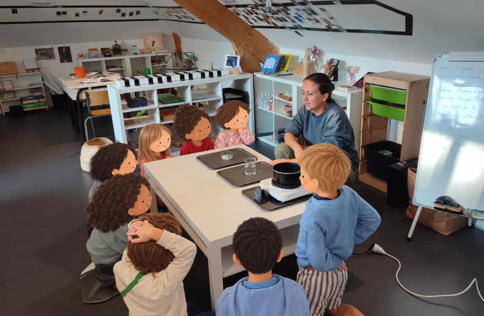 Huit enfants aux têtes illustrées observent une expérience avec Pauline ; les corps, l’éducatrice et la classe restent en photo.