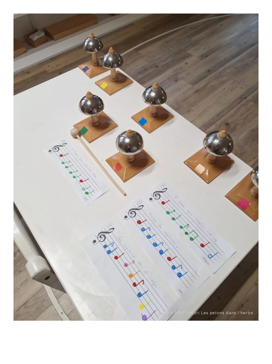 Les clochettes de l’école, accompagnées de partitions colorées et d’une mailloche.