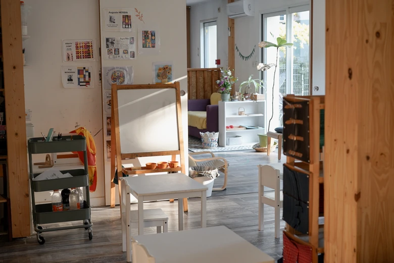Le chevalet et les activités artistiques, près du coin lecture de l’école.