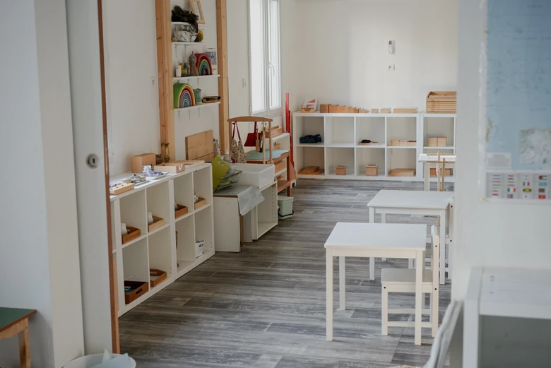 L’ambiance avec ses tables à hauteur d’enfant et le matériel de vie pratique sur les étagères.