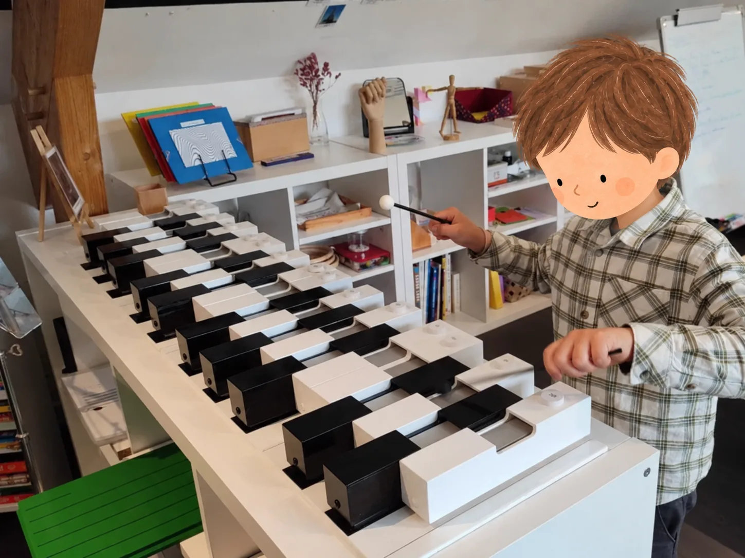 Un enfant explore les barres tonales ; sa tête est illustrée, tandis que son corps, le matériel et la classe restent en photo.